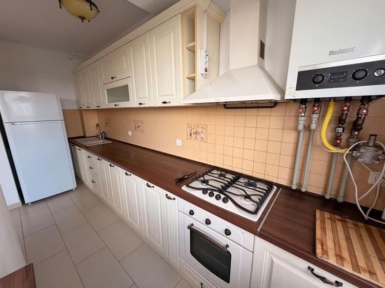 Apartament cu 3 camere semidecomandat, mobilat în Cotroceni