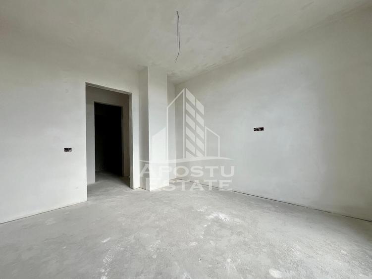 Apartament cu 3 camere semidecomandat în Torontalului