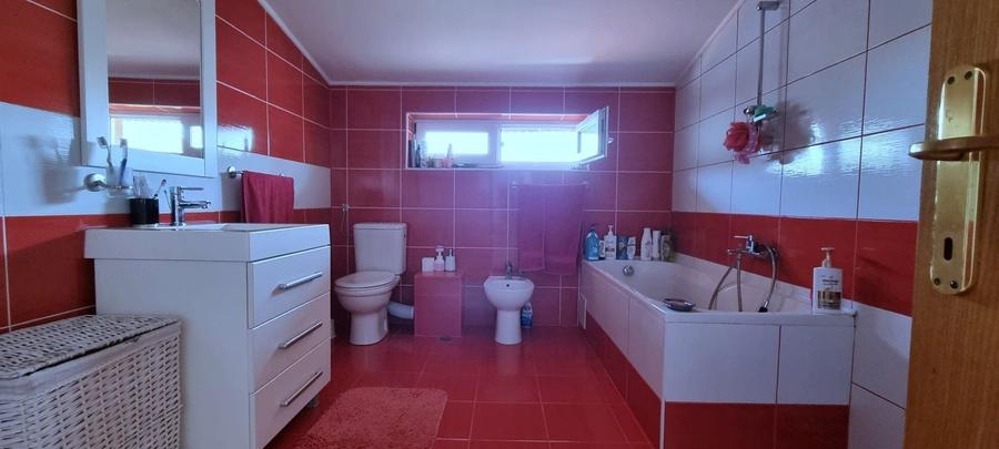 Casă individuală cu 4 camere cu Canalizare în Buda