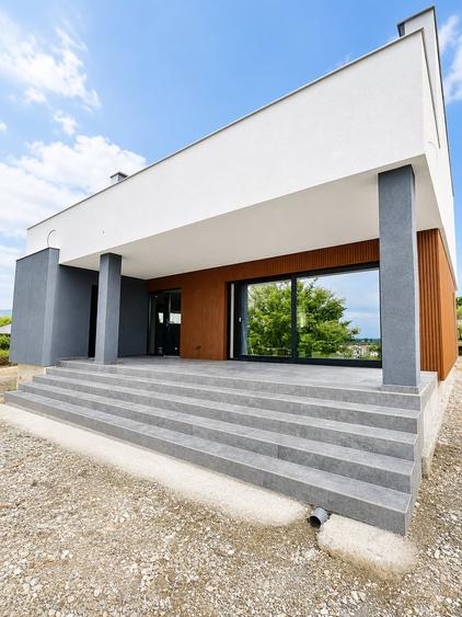 Casă individuală cu 5 camere cu Teren 670 Mp în Cetate