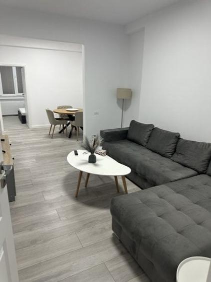 Apartament cu 3 camere semidecomandat, mobilat în Lipscani