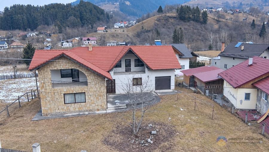 Casă individuală cu 4 camere cu Teren 1376 Mp în Borca