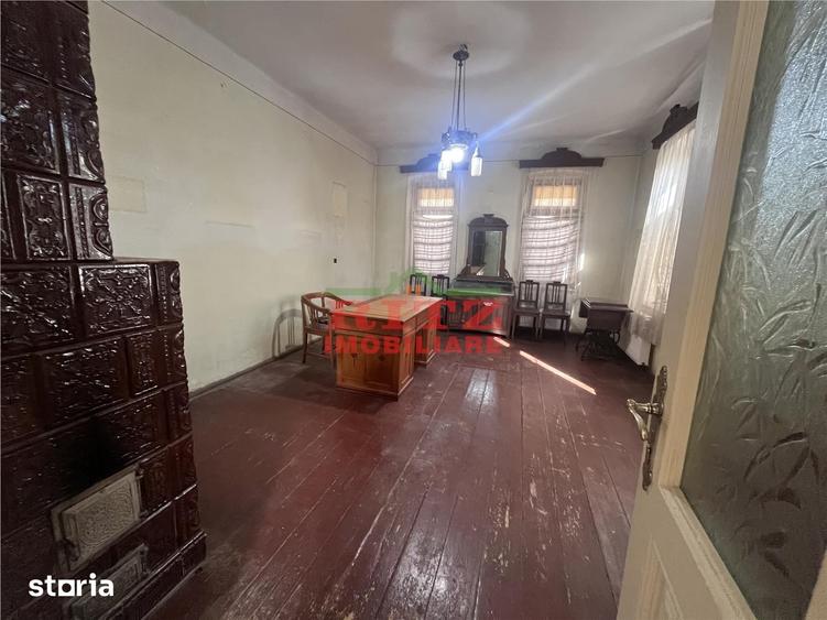 Casă cu 5 camere cu Teren 1623 Mp în Central