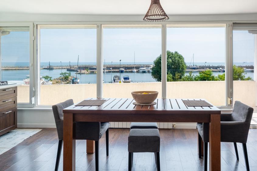 Apartament cu 4 camere semidecomandat, mobilat în Peninsula
