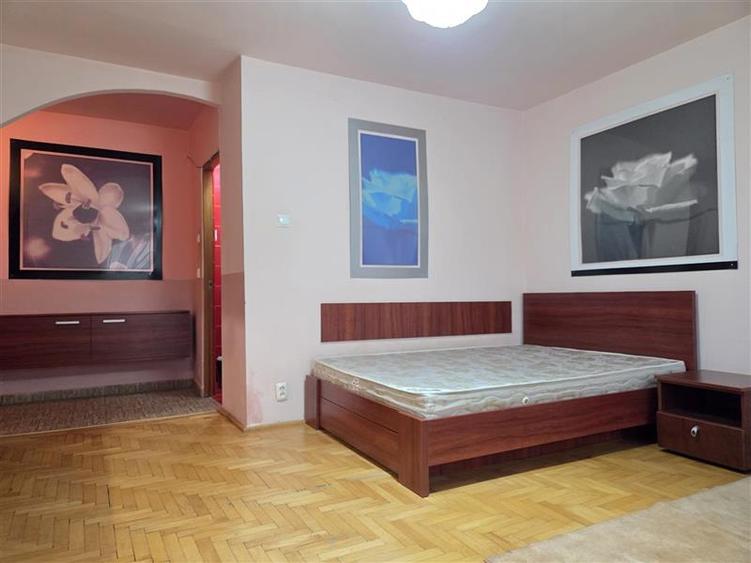 Garsoniera spatioasa de inchiriat str. De Mijloc - 1