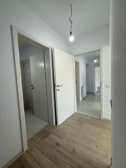 Apartament cu 3 camere decomandat în Tractorul