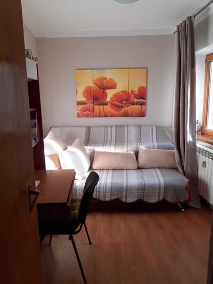 Apartament cu 3 camere semidecomandat, mobilat în Central