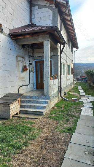 Casă cu 3 camere cu Teren 751 Mp în Cuvin