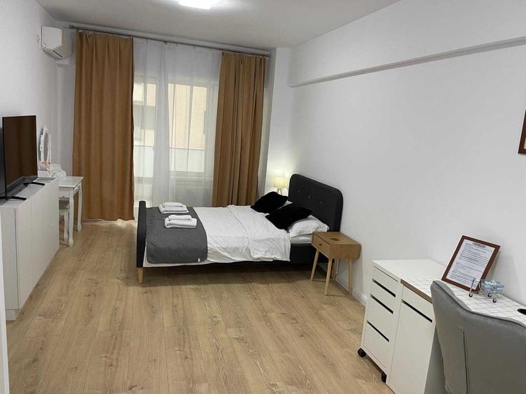 Apartament cu 7 camere decomandat în Nicolina
