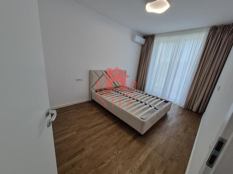 Apartament cu 4 camere semidecomandat, mobilat în Băneasa