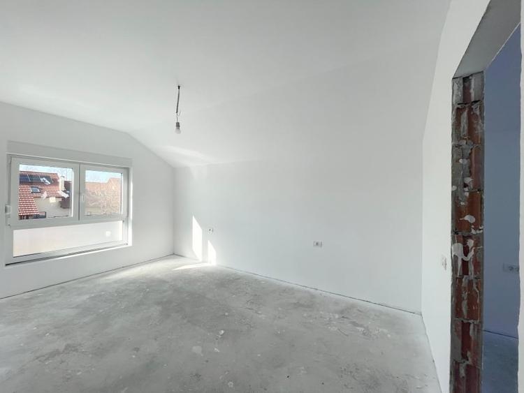 Duplex cu 4 camere cu Canalizare în Moșnița Veche