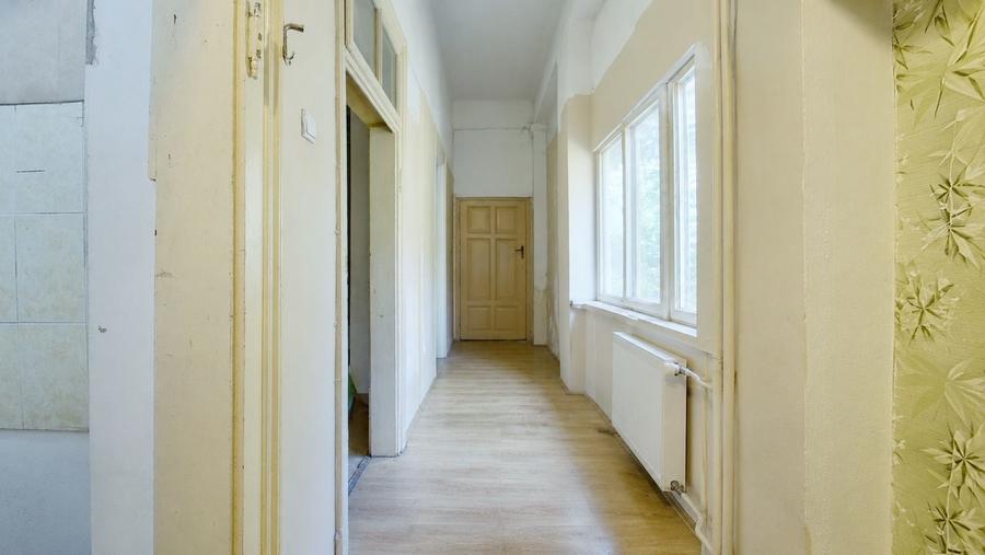 Apartament cu 8 camere semidecomandat în Central