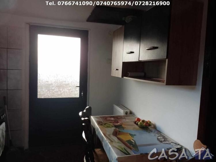 Casă individuală cu 6 camere cu Canalizare în Central