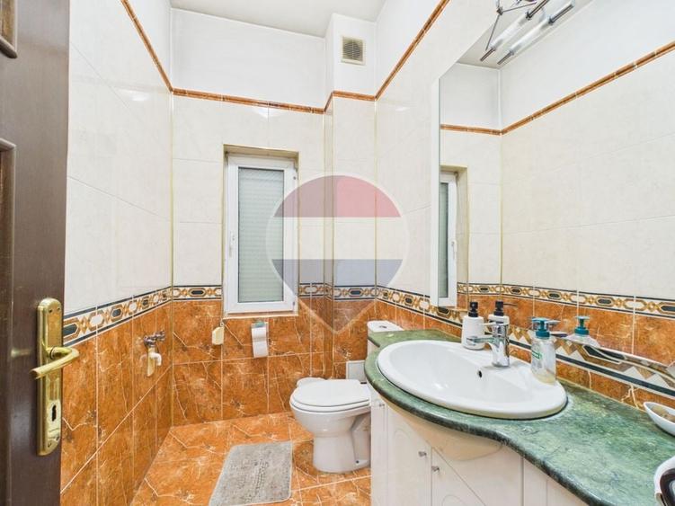 Casă individuală cu 9 camere cu Teren 642 Mp în Periferie