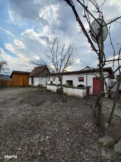 Casă cu 4 camere cu Teren 6600 Mp în Central
