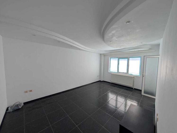 Apartament cu 3 camere decomandat în Calarași 4