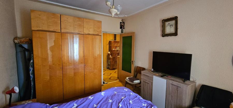 Apartament cu 3 camere decomandat, mobilat în Moinești