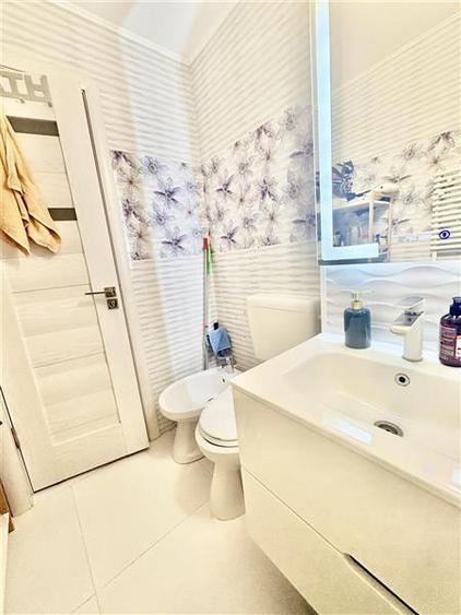 Apartament cu 4 camere decomandat, mobilat în Est