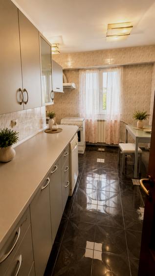 Apartament cu 4 camere decomandat în P-ța Muncii