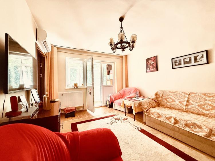 Apartament cu 3 camere semidecomandat în