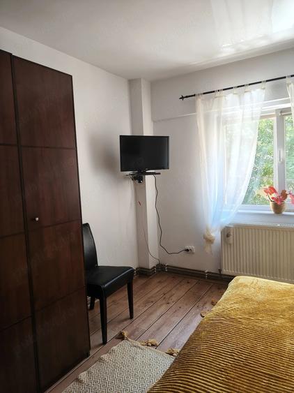 Apartament cu 3 camere semidecomandat în Careiului