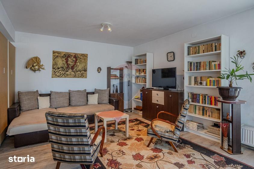 Casă cu 8 camere cu Teren 953 Mp în Vulcan