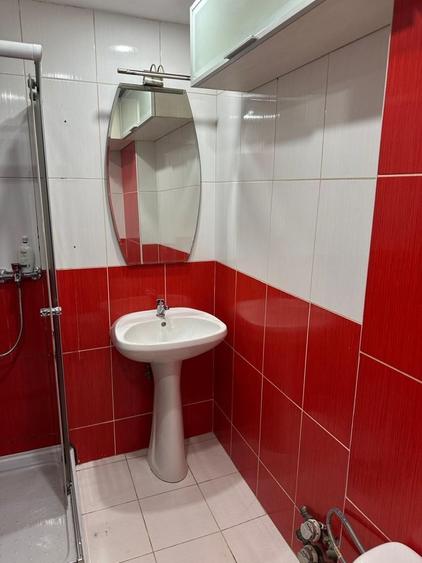 Apartament cu 3 camere semidecomandat în Giulești