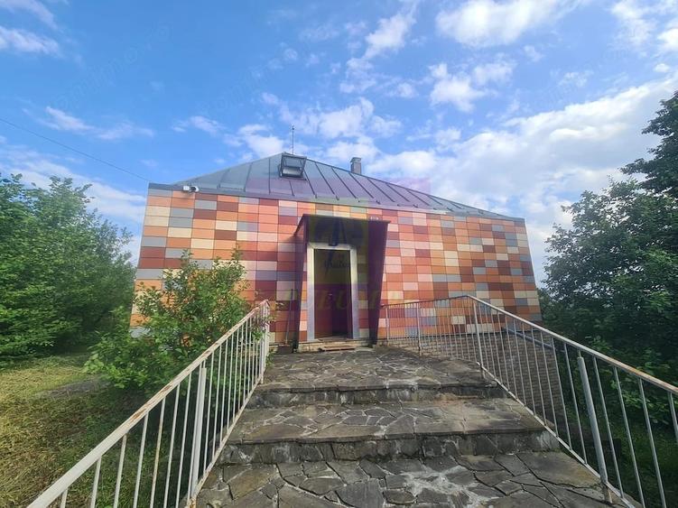 Casă cu 6 camere cu Teren 6600 Mp în Cornu