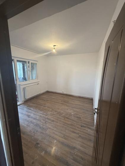 Apartament cu 3 camere decomandat în Calea București