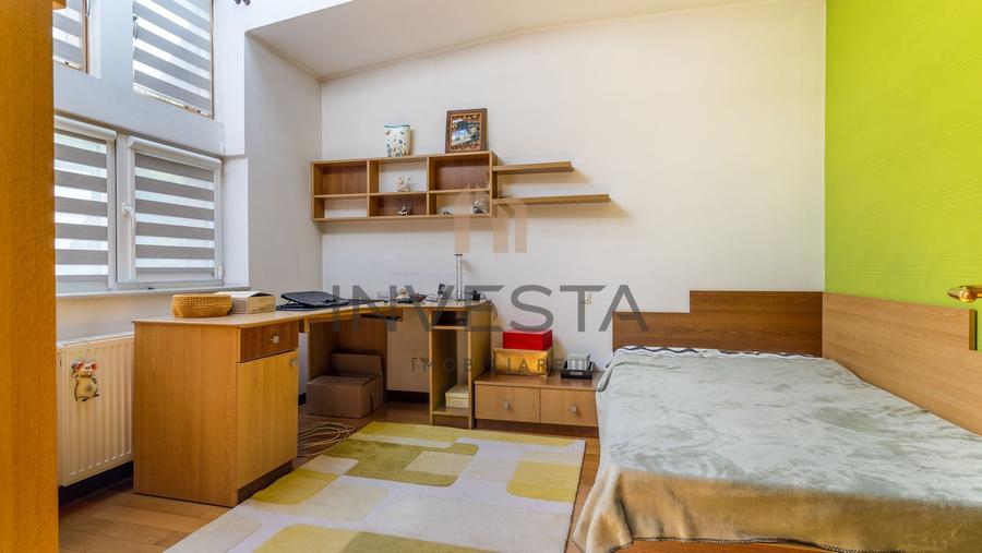 Casă individuală cu 6 camere cu Canalizare în Central