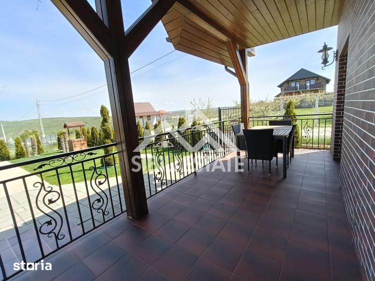 Casă cu 6 camere cu Teren 670 Mp în Roșia