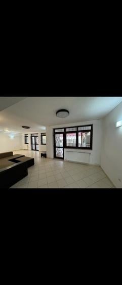 Casă cu 8 camere cu Teren 500 Mp în Central