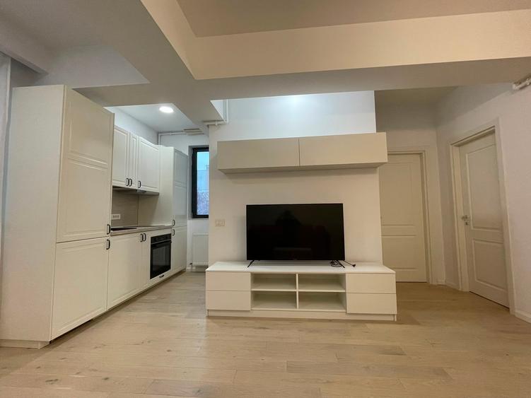 Apartament cu 3 camere semidecomandat în Herăstrău