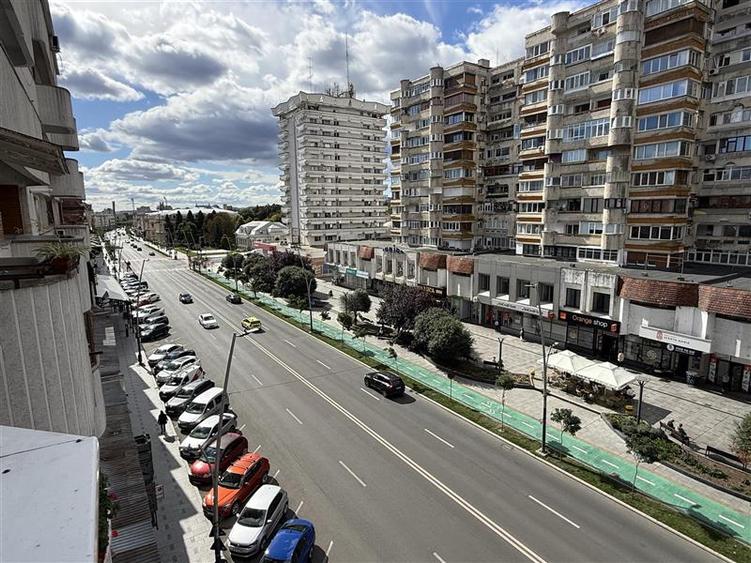 Apartament cu 3 camere decomandat în Ultracentral