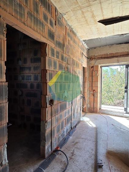 Casă cu 5 camere cu Canalizare în Est