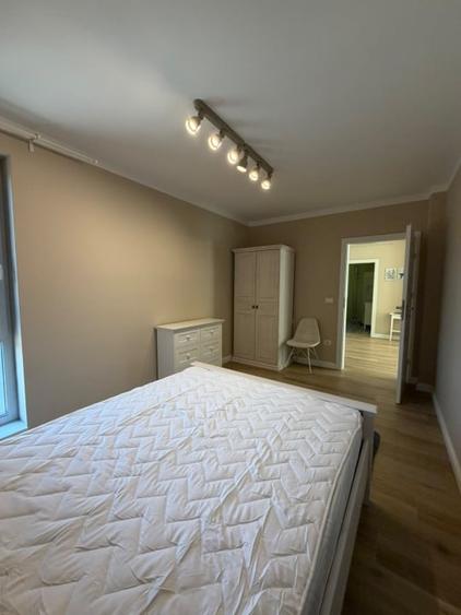 Apartament cu 3 camere semidecomandat, mobilat în Orașul Vechi