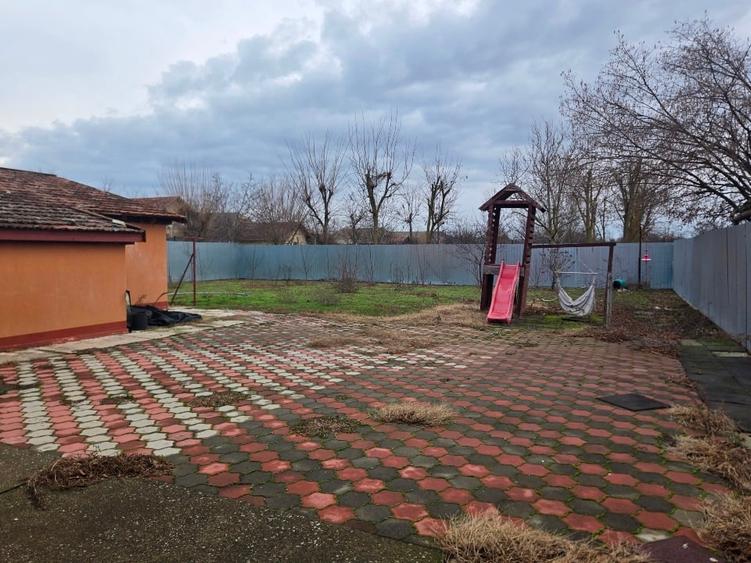 Casă individuală cu 5 camere cu Teren 845 Mp în Central