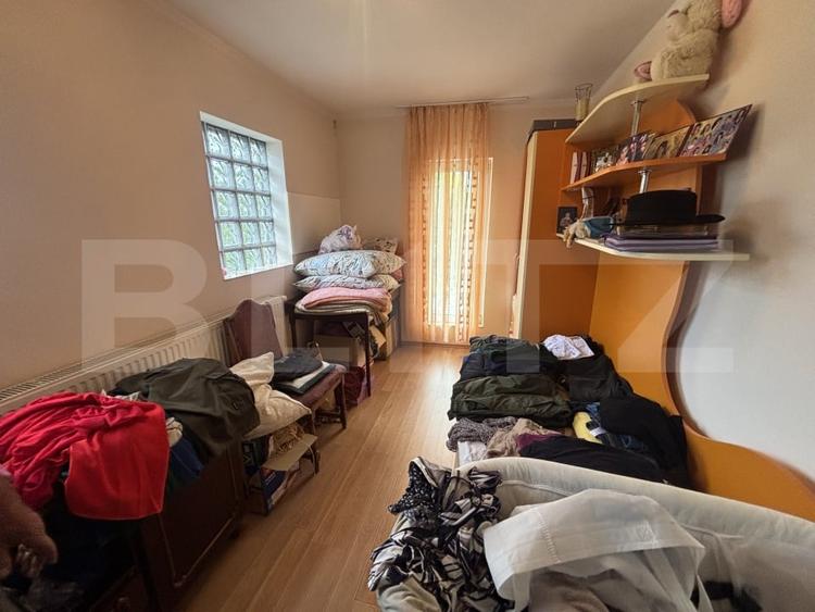 Casă individuală cu 9 camere cu Canalizare în Est