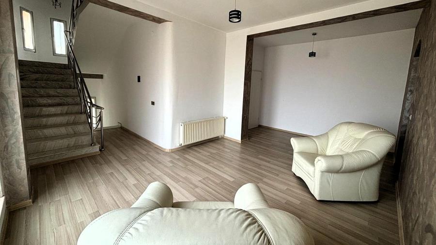 Casă cu 7 camere cu Teren 465 Mp în Ștrand