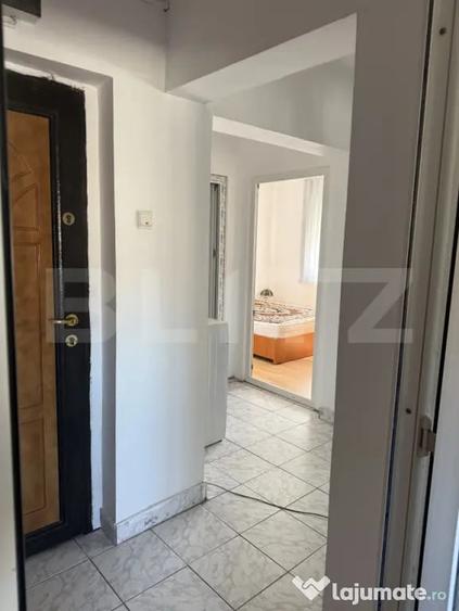 Apartament cu 3 camere decomandat în Micro 4