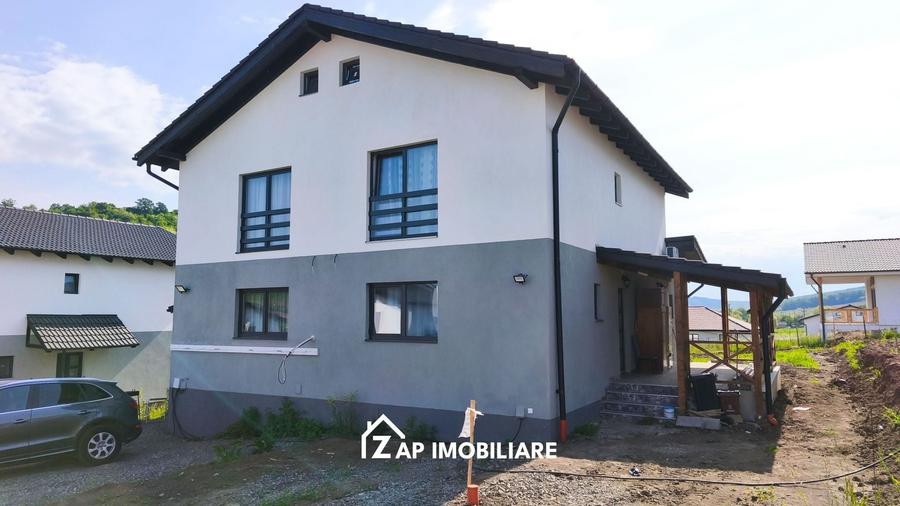Casă individuală cu 4 camere cu Canalizare în Livezeni