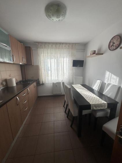 Apartament cu 3 camere decomandat în Paltiniș