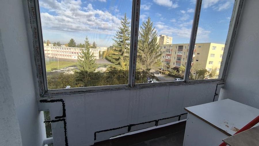 Apartament cu 3 camere semidecomandat în Astra