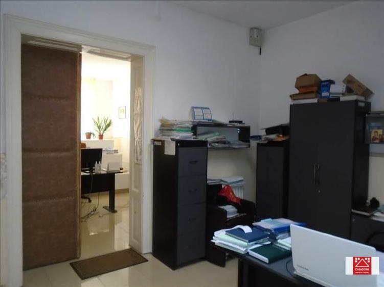 Casă individuală cu 20 camere cu Canalizare în Central