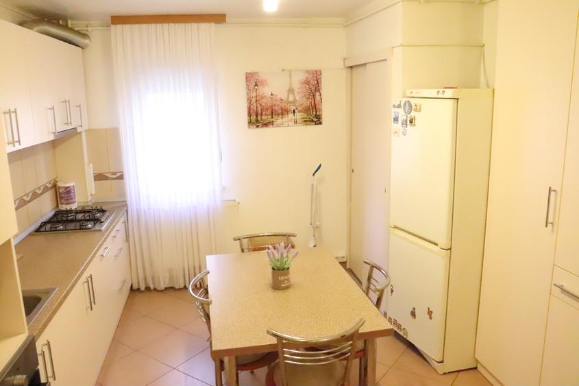 Apartament cu 2 camere semidecomandat în Centrul Bancar