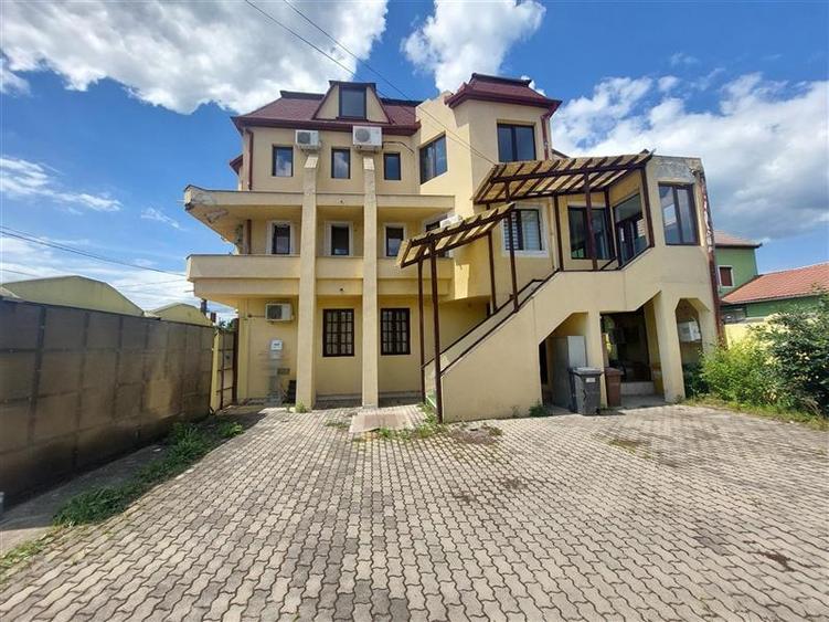 Casă individuală cu 18 camere cu Canalizare în Grădiște