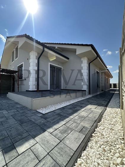 Casă individuală cu 3 camere cu Canalizare în Moșnița Nouă