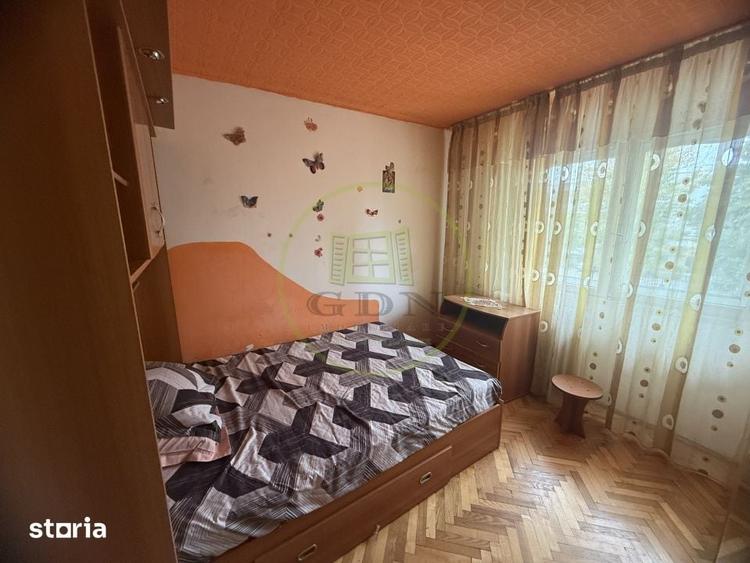 Apartament cu 3 camere semidecomandat în Craiovița Nouă