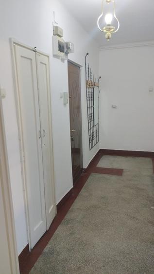 Apartament cu 3 camere semidecomandat în Horea