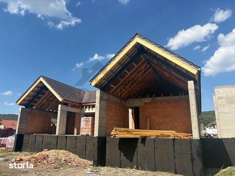 Casă cu 4 camere cu Teren 2700 Mp în Corunca